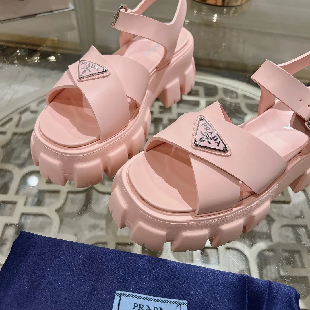 👟👟Ex-factory price 440👟👟 Prada's new spring and summer sawtooth Roman thick-soled rubber sandals, retro, fashionable and avant-garde gear teeth 55mm, thick-soled soles with rubber uppers, making the whole pair of shoes light and comfortable, bright colors, satisfying a variety of choices for fashionable people with different styles! The iconic metal triangle logo is paired with the shape of ancient beach sandals. Every design element is fashionable! Code number 35-40